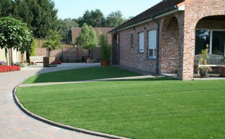 Bild: Wintervorbereitung für den Rollrasen - Mähen & weitere Rasenpflege im Überblick