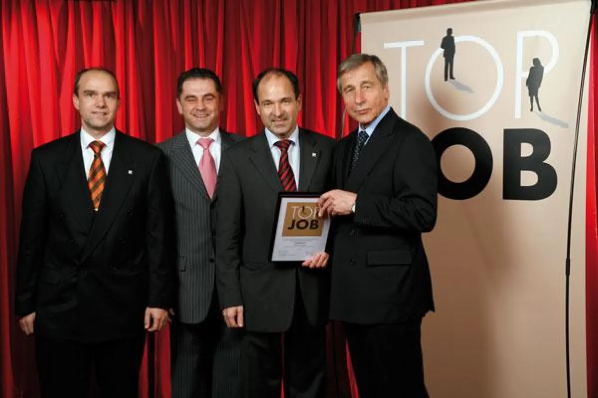 Bundeswirtschaftsminister a. D. Wolfgang Clement überreicht die Auszeichnung an die Vorstände Martin Hubschneider, Frank Widmayer und Personalreferent Daniel Kleinhans (v. r. n. l.).