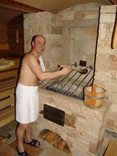 Der „Tiroler“ – Saunakultur im Sporthotel Stock Bild: Der „Tiroler“ – Saunakultur im Sporthotel Stock