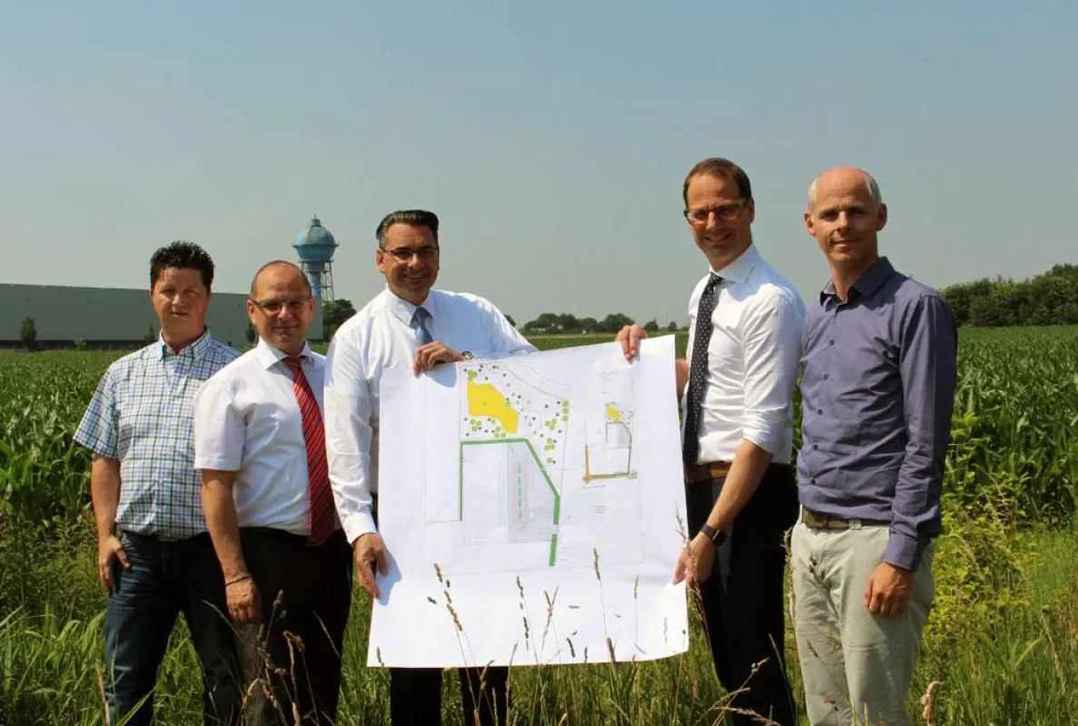 Vertreter der LEIFELD und der Stadt Ahlen präsentieren die Baupläne.