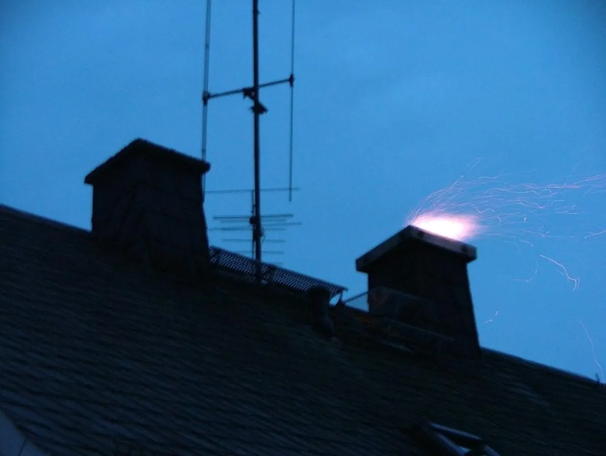 Ein beindruckendes Bild bietet ein Kaminbrand in der Dämmerung