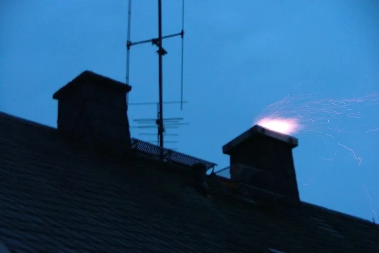 Bild: Richtig heizen – Kaminbrand vermeiden