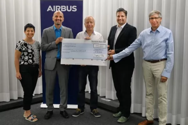 Bild: Airbus Friedrichshafen spendet 15.000 Euro an „Geschwisterzeit“