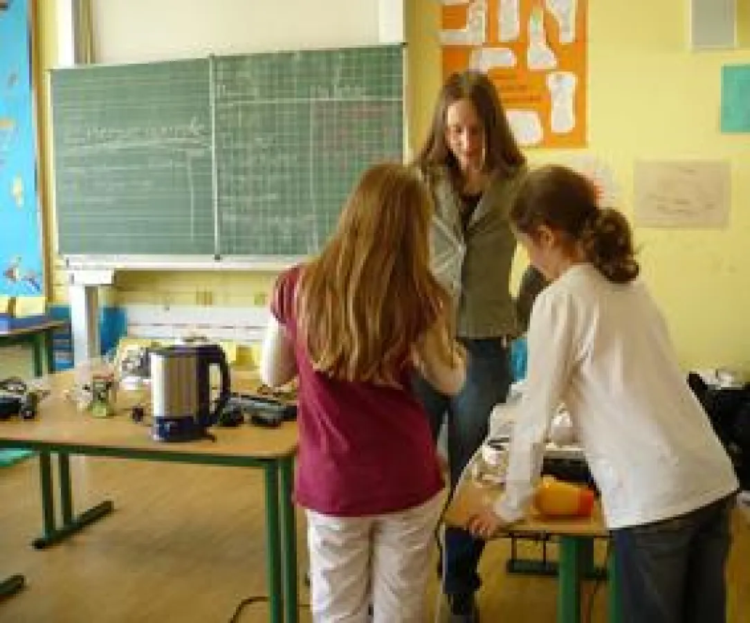 Mit Strommessgeräten geht es den Stromfressern an den Kragen. Eva Kohlhepp vom Verein Planetenkinder e.V. erklärt spielerisch alles, was ein Kind über das Energie sparen wissen muss.