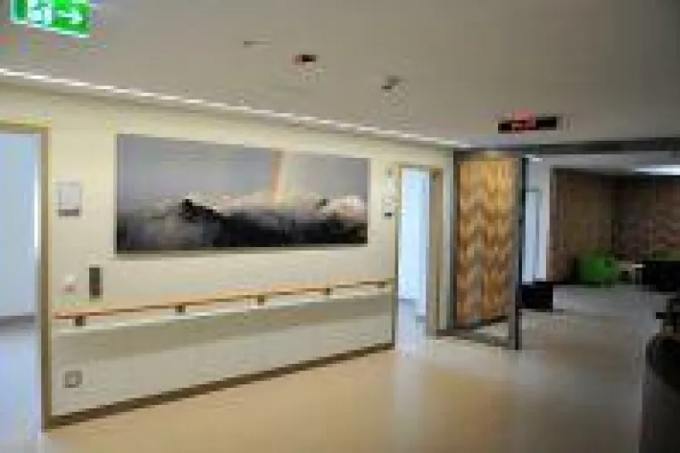 Flure taghell: 24 Stunden lang normgerechtes und sparsames Licht in Krankenhäusern und Pflegeeinrichtung Bild: Flure taghell: 24 Stunden lang normgerechtes und sparsames Licht in Krankenhäusern und Pflegeeinrichtung