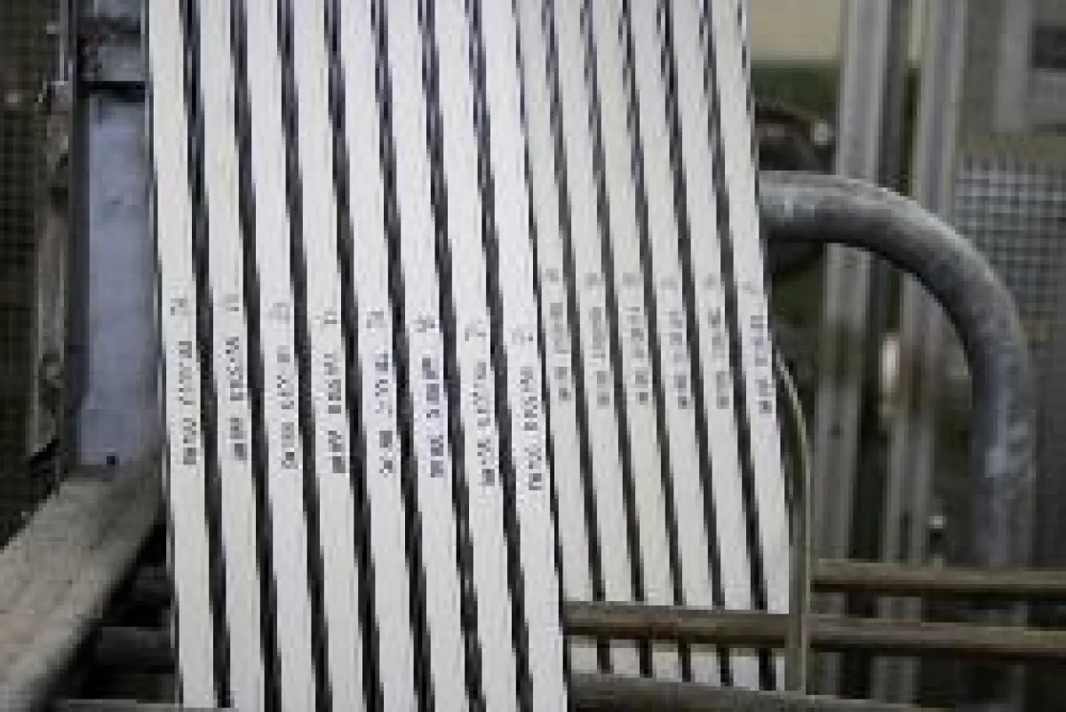 Der alphaJET C markiert die Skier paarweise mit identischen Serialnummern, Skilänge und Bootcenter