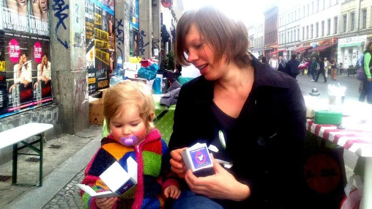 Bild: Über 1.000 Styropor-Friedenssteine auf MyFest verschenkt