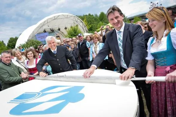 Bild: 57. Internationaler Tag der Milch: Kabarettist Wolfgang Krebs schneidet Bayerns größte Käsesahnetorte an