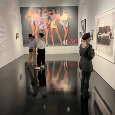 Bild: Fashion Design Institut unterstützt von Claudia Schiffer kuratierte Ausstellung