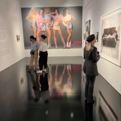 Bild: Fashion Design Institut unterstützt von Claudia Schiffer kuratierte Ausstellung