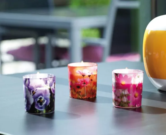 Bild: Flower Explosion: Gefüllte Duftgläser mit sommerlich-floralen Motiven