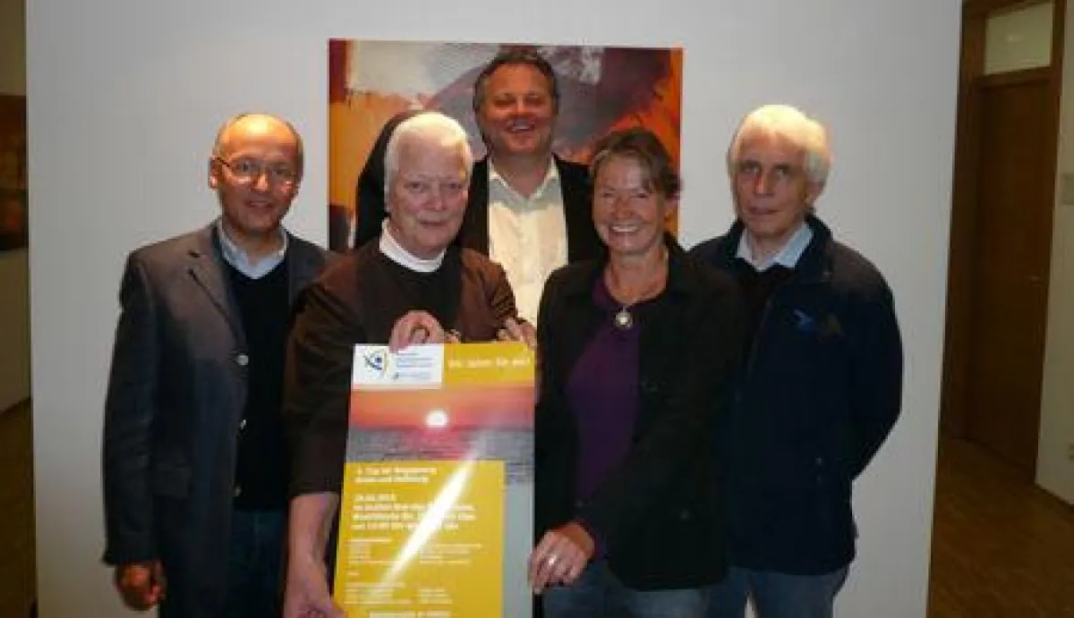 v.l.n.r.: Dr. med. Karl-Heinz Ebert, Leiter des Darmzentrums Südwestfalen, Sr. Mediatrix, Schirmherrin, Rüdiger Barth, Kinder- und Jugendhospiz Balthasar, Heidrun Pahlke, Hospiz zur Hl. Elisabeth Lenn