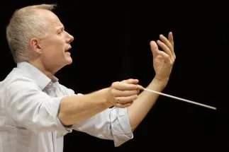 Bild: Ola Rudner dirigiert das Symphonieorchester Vorarlberg
