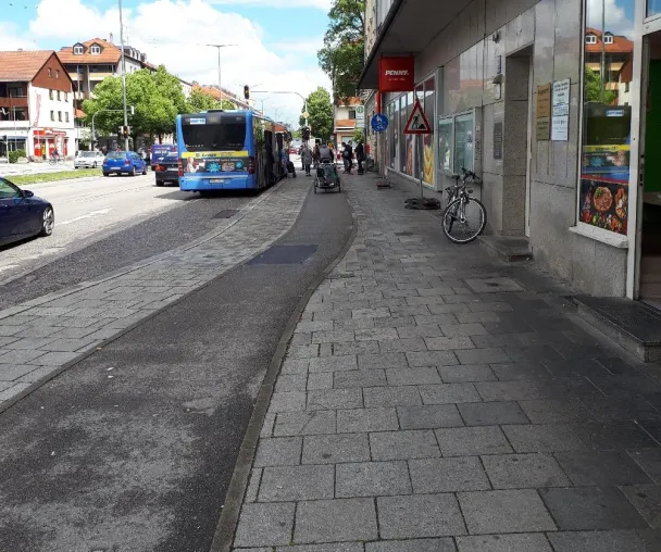 FDP möchte Sicherheit auf dem Radweg an der Moosacher Straße in München verbessern Bild: FDP möchte Sicherheit auf dem Radweg an der Moosacher Straße in München verbessern