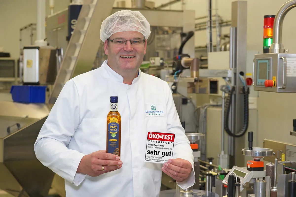 Bernd Kleeschulte in der vollautomatischen Flaschenabfüllung mit dem Testsieger MORITZ kaltgepresste