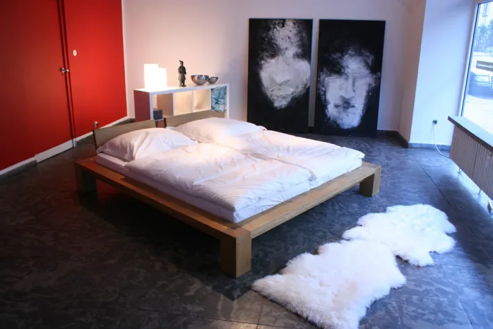 Bild: Probeschlafen erlaubt: Übernachten Sie im Schaufenster eines Möbelgeschäftes