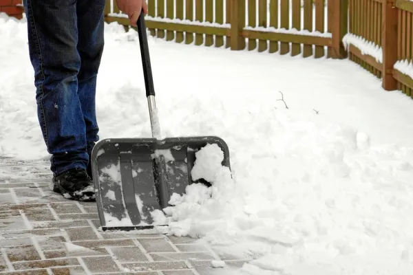 Haus- und Grundbesitzerhaftpflicht: Der erste Schnee bringt Gefahren mit sich Bild: Haus- und Grundbesitzerhaftpflicht: Der erste Schnee bringt Gefahren mit sich