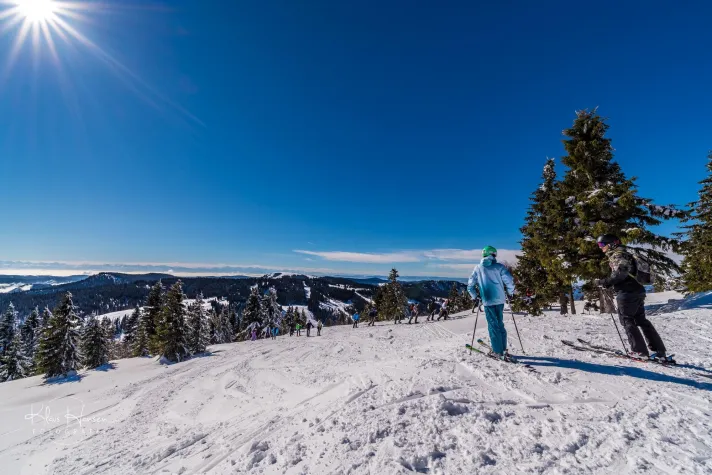 Bild: Im Familotel Feldberger Hof liegt die Skipiste direkt vor dem Haus
