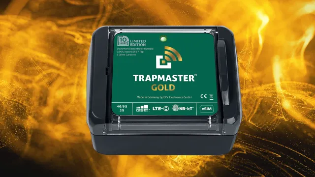 Bild: TRAPMASTER Fallenmelder bedankt sich mit Jubiläumsmodell „GOLD“ für 10 Jahre Treue