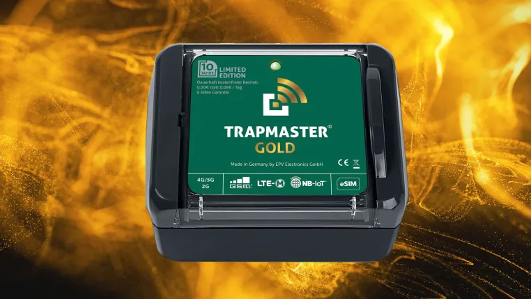 Bild: TRAPMASTER Fallenmelder bedankt sich mit Jubiläumsmodell „GOLD“ für 10 Jahre Treue