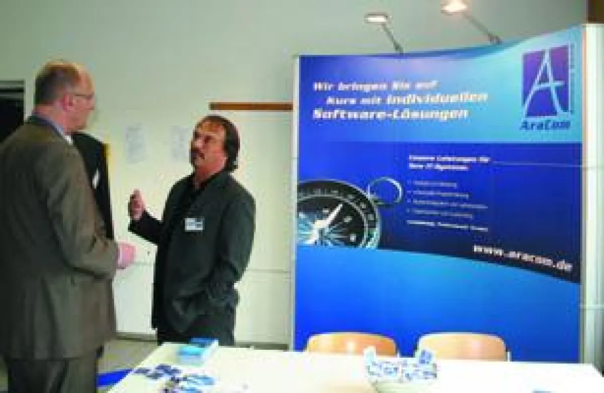 Der Augsburger Oberbürgermeister Kurt Gribl im Gespräch mit Lothar Härle, Geschäftsführer AraCom Software auf der Pyramid 2009 (v.l.n.r.)