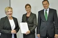 Bild: Regionalmarketing Oberpfalz überreicht Gerresheimer Urkunde als Unternehmen des Monats