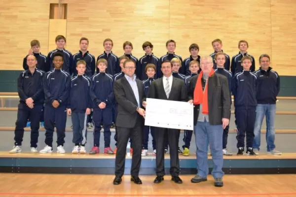 Bild: Tino Kaufeld-Immobilien unterstützt Jugendfußball Rodenbach