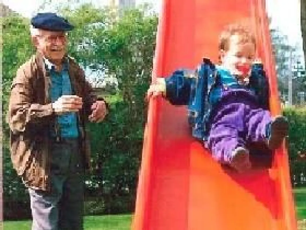 Rentner mit Enkel am Spielen dank Hilfe bei der Lebensgestaltung