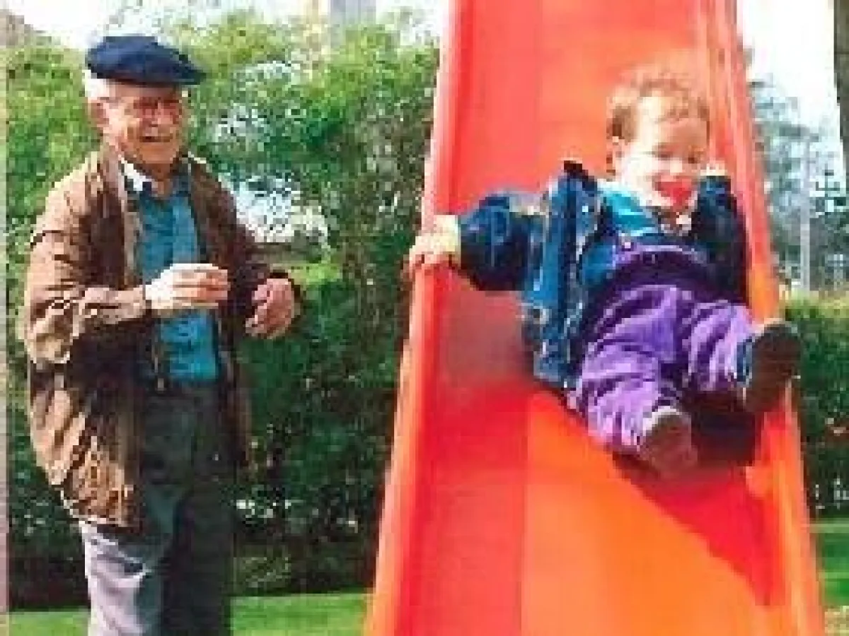 Rentner mit Enkel am Spielen dank Hilfe bei der Lebensgestaltung