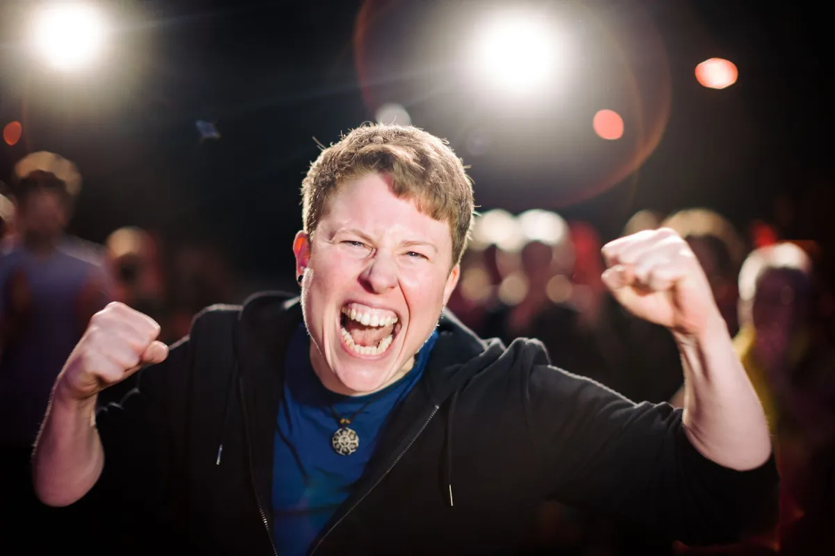 Marina Würger feiert ihren Sieg im Silent Speaker Slam  (© Dominik Pfau)