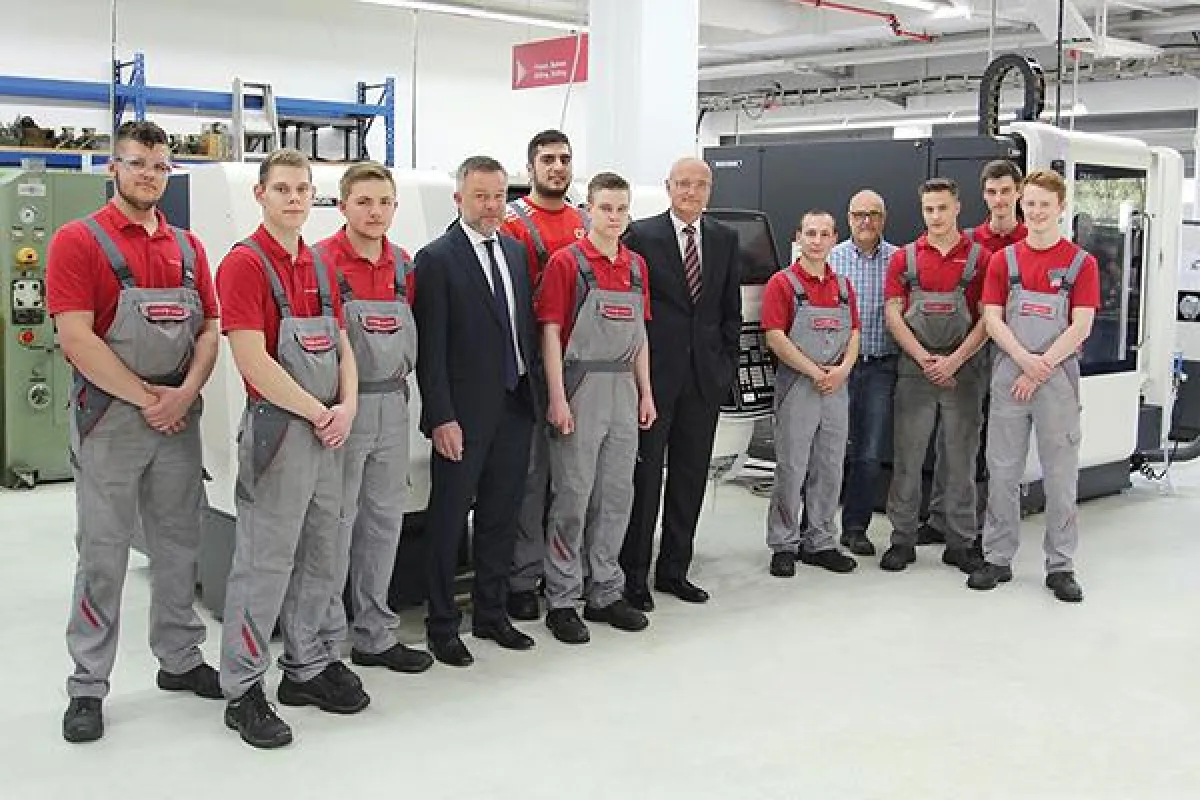 Pfeiffer Vacuum nimmt für Ausbildungszwecke zwei hochmoderne Bearbeitungsmaschinen in Betrieb