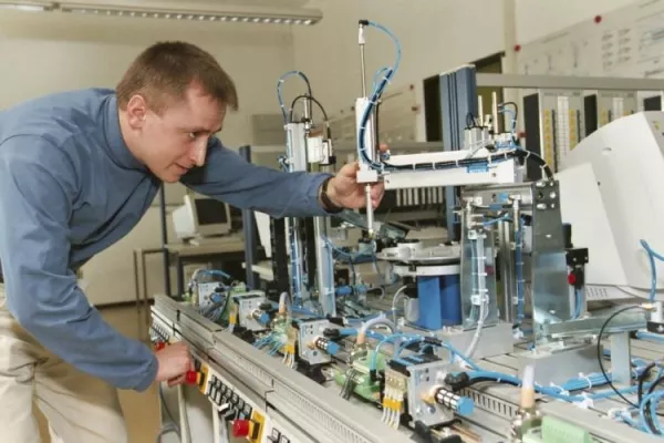 Bild: Praxisnahe Berufsausbildungen an der VHS Hameln-Pyrmont: Mechatroniker und Elektriker mit IHK-Abschluss