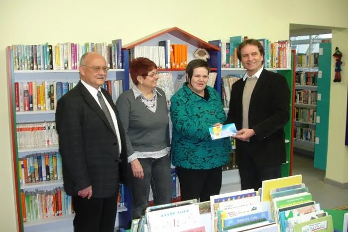 Bild: Fi-Net e.V. überreicht Spenden-Scheck in Höhe von 500 Euro für die Stadtteilbücherei Nürnberg-Fischbach