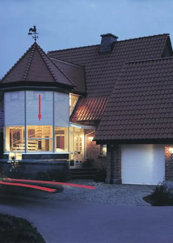 Keine Chance für Einbrecher: Geschlossen setzen Einbruch hemmende Rollläden unerwünschten Eindringlingen einen mechanischen Widerstand entgegen. Mit einer Zeitschaltuhr fahren sie auch bei Abwesenheit