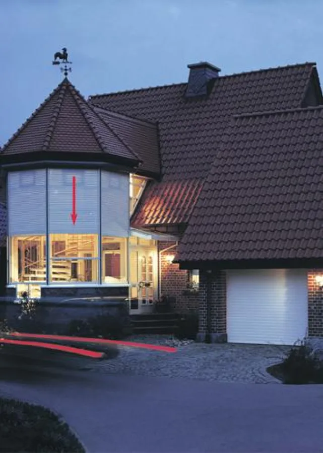 Keine Chance für Einbrecher: Geschlossen setzen Einbruch hemmende Rollläden unerwünschten Eindringlingen einen mechanischen Widerstand entgegen. Mit einer Zeitschaltuhr fahren sie auch bei Abwesenheit