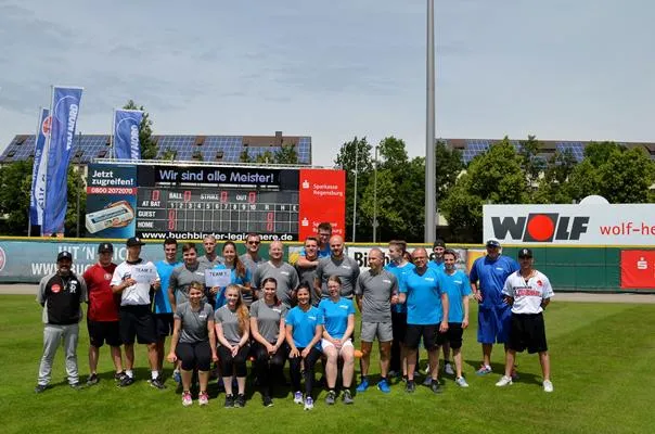 Bild: RENG's beste Auszubildende schnuppern Baseball-Luft in Regensburg