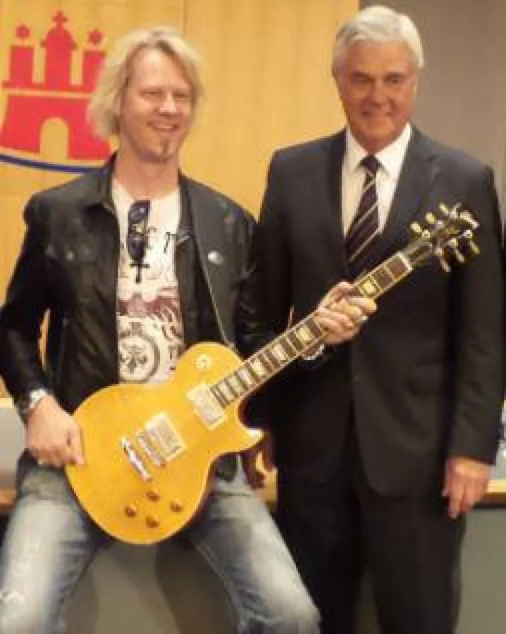 Chris Adams von Tronical mit Wirtschaftssenator Horch