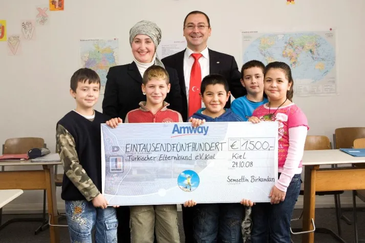 One by One - 1.500 Euro für den Türkischen Elternbund e.V. Kiel Bild: One by One - 1.500 Euro für den Türkischen Elternbund e.V. Kiel