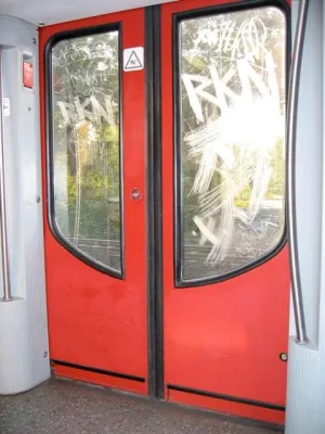 Bild: Spezielle Schutzfolien gegen Graffiti und Vandalismus am Glas - Eine "Opferbeschichtung" mindert Schäden