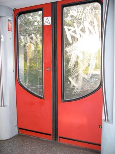Bild: Spezielle Schutzfolien gegen Graffiti und Vandalismus am Glas - Eine "Opferbeschichtung" mindert Schäden