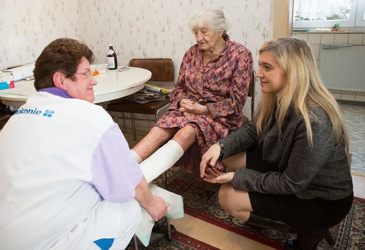 Auch den Wechsel eines Wundverbandes erlebte Ministerin Huml bei ihrer Peflegetour mit.