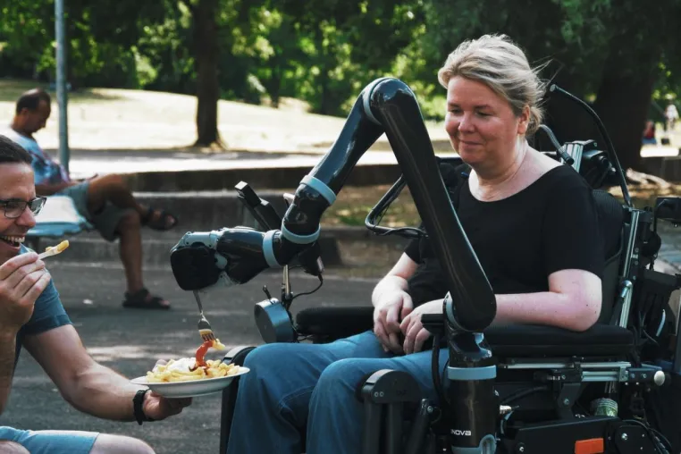 Bild: Innovativer Roboterarm Jaco blue erstmals auf der Rehacare 2022 in Düsseldorf zu sehen
