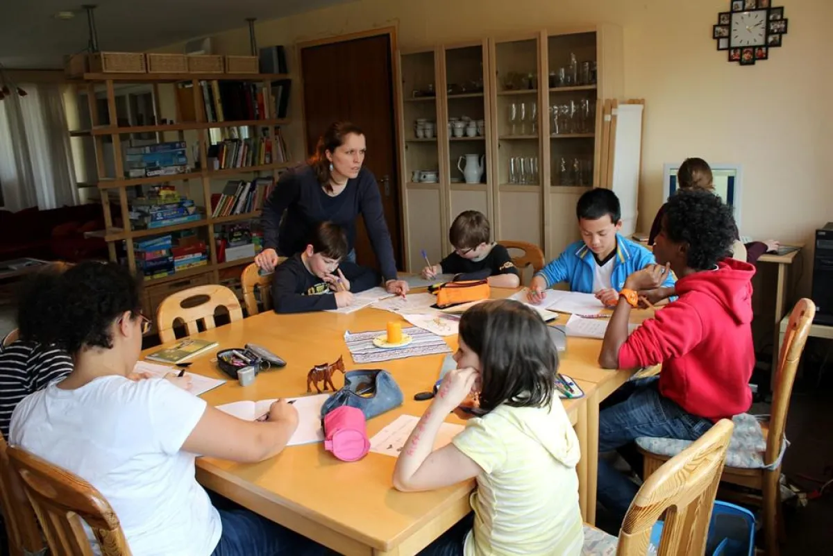 Eleni N. bei der täglichen Hausaufgabenbetreuung in ihrer Caritas Kinderdorffamilie