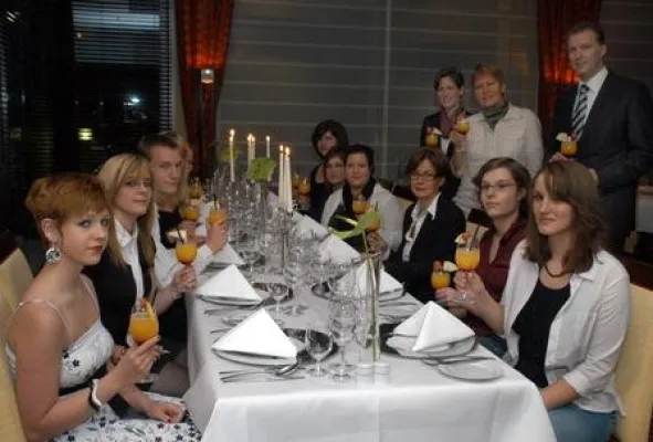 Bild: 14 Jugendliche der Stiftung Overdyck feiern Abschluss vom Kniggekurs im Renaissance Bochum Hotel