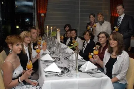 14 Jugendliche der Stiftung Overdyck feiern Abschluss vom Kniggekurs im Renaissance Bochum Hotel Bild: 14 Jugendliche der Stiftung Overdyck feiern Abschluss vom Kniggekurs im Renaissance Bochum Hotel
