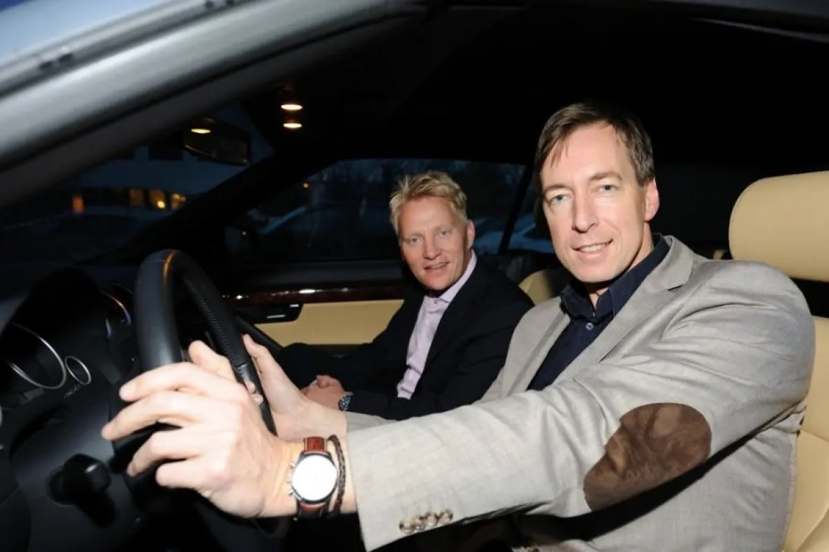 Mobilität mit Solarstrom: Als eine sinnvolle Investition in die mobile Zukunft betrachtet SUNOS-Inhaber Frank Hemme (re.) die Bestellung von sieben Elektrofahrzeugen beim ?Nachbarn? Karmann E-Mobil. (