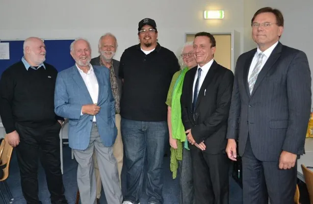 Bild: Lakota-Sioux-Häuptling und Prof. von Weizsäcker führen Diskurs über den Erhalt der Schöpfung