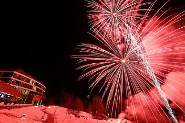 Bild: Fulminanter Jahresauftakt beim glanzvollen Ball in der Stadt oder bei der Küchenparty am Berg