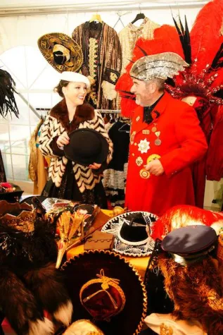 Karneval-Modekönig kommt mit Yul Brynner-Westernkostüm Bild: Karneval-Modekönig kommt mit Yul Brynner-Westernkostüm