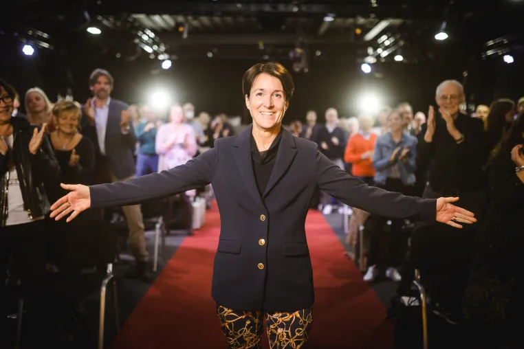 Bild: Mit Neuro-Wissen zum Weltrekord. Bonnerin brilliert beim Internationalen Speaker-Slam.